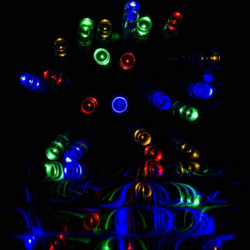 Dvěstě vánočních barevných světýlek