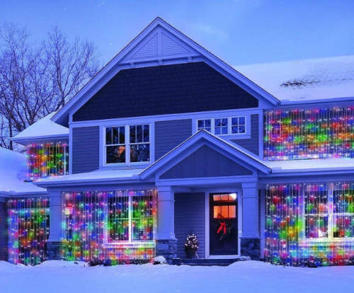 Vánoční výzdoba domu pomocí světelných závěsů