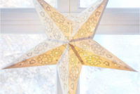 Svítící papírová vánoční hvězda za okno