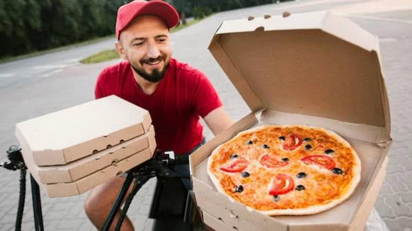 Pizzan tilaaminen toimituksella: palvelun hyvät puolet